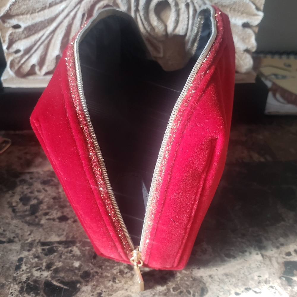 NWOT CHANEL Red Velvet makeup bag - Picture 8 of 9